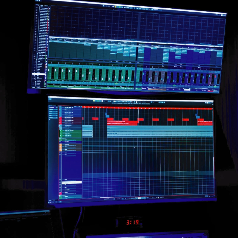 Schermo di un produttore musicale professionista durante una sessione di produzione ad alto livello