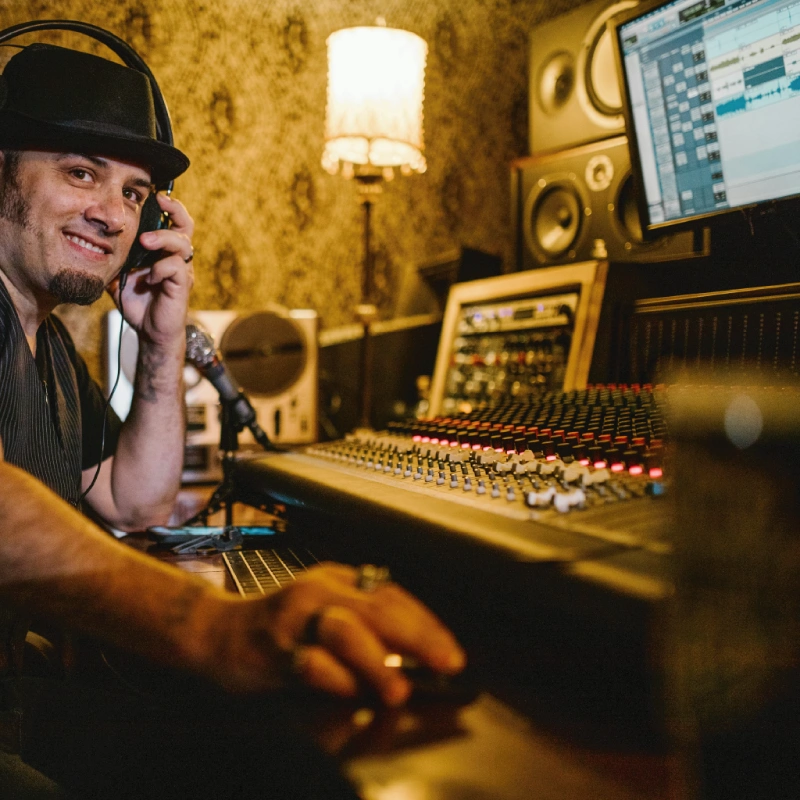 Produttore musicale sorridente, entusiasta per un grande progetto in arrivo con Offchronicle Sound