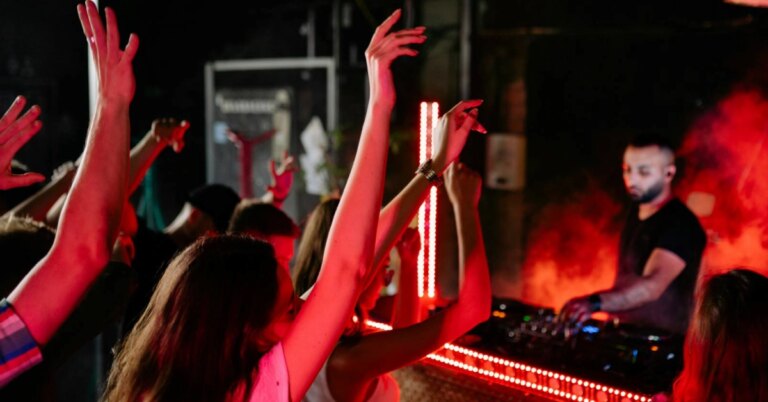 Strumenti innovativi per DJ Gli accessori che trasformano ogni live set in uno spettacolo unico