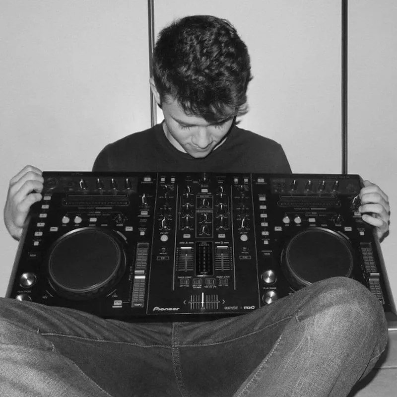 Fabio to Offchronicle to buy a sample packs and anothers things