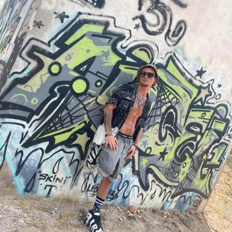 Giovane produttore musicale appassionato di rave techno e hip hop mentre lavora in studio