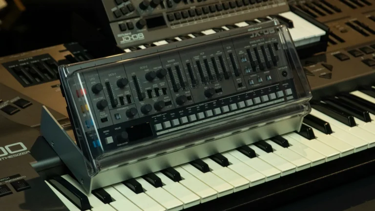 Collezione di strumenti musicali vintage tra sintetizzatori analogici, drum machine e mixer retrò